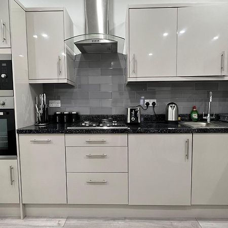 F4 Luxury Stays One Bed Apartment With Parking Ilford Exterior photo