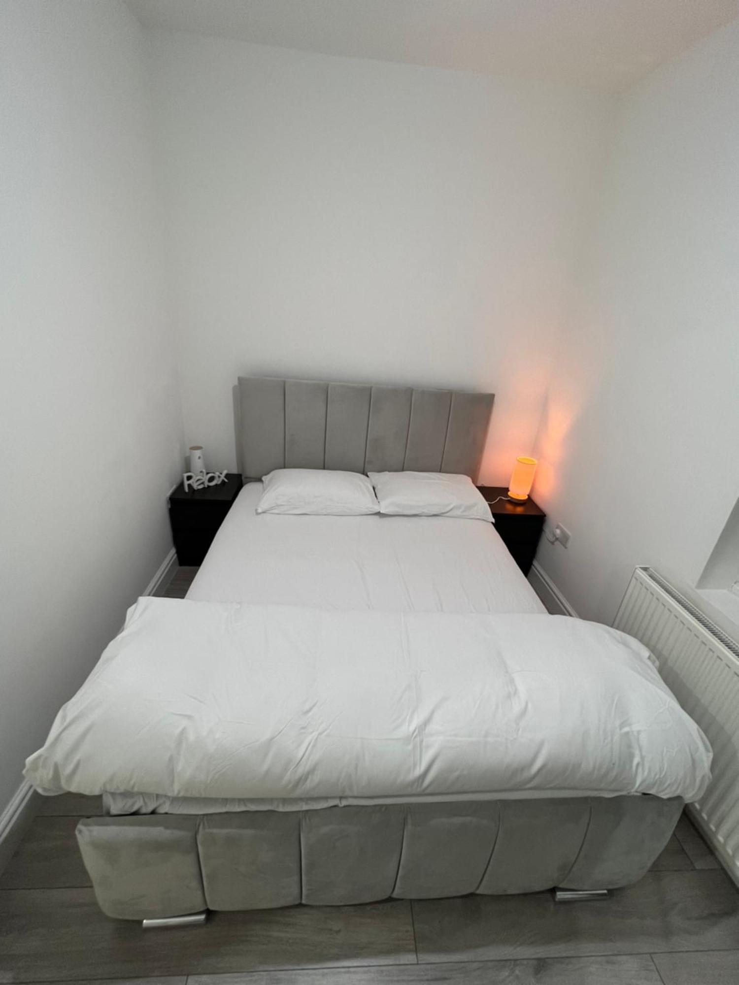 F4 Luxury Stays One Bed Apartment With Parking Ilford Exterior photo