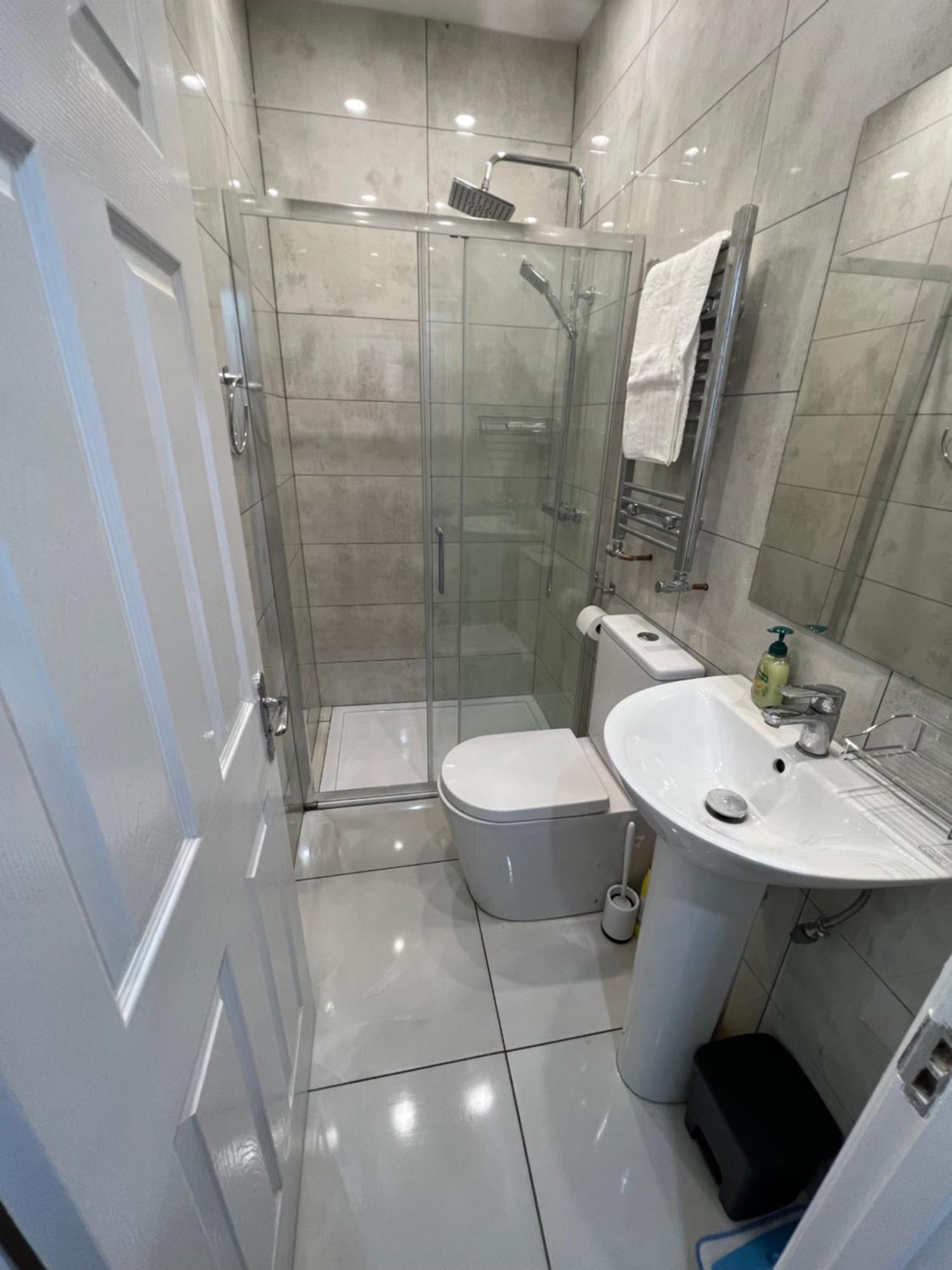 F4 Luxury Stays One Bed Apartment With Parking Ilford Exterior photo