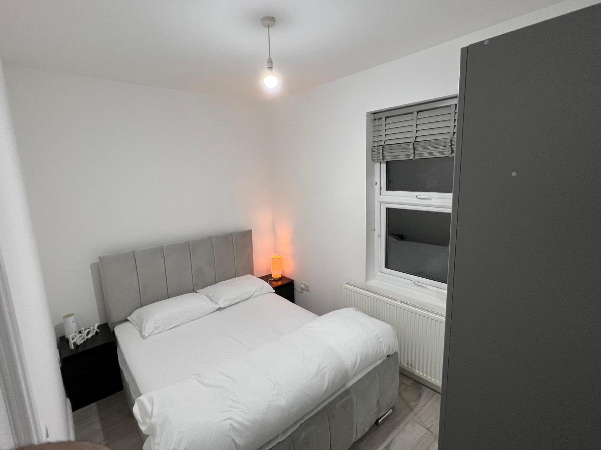 F4 Luxury Stays One Bed Apartment With Parking Ilford Exterior photo