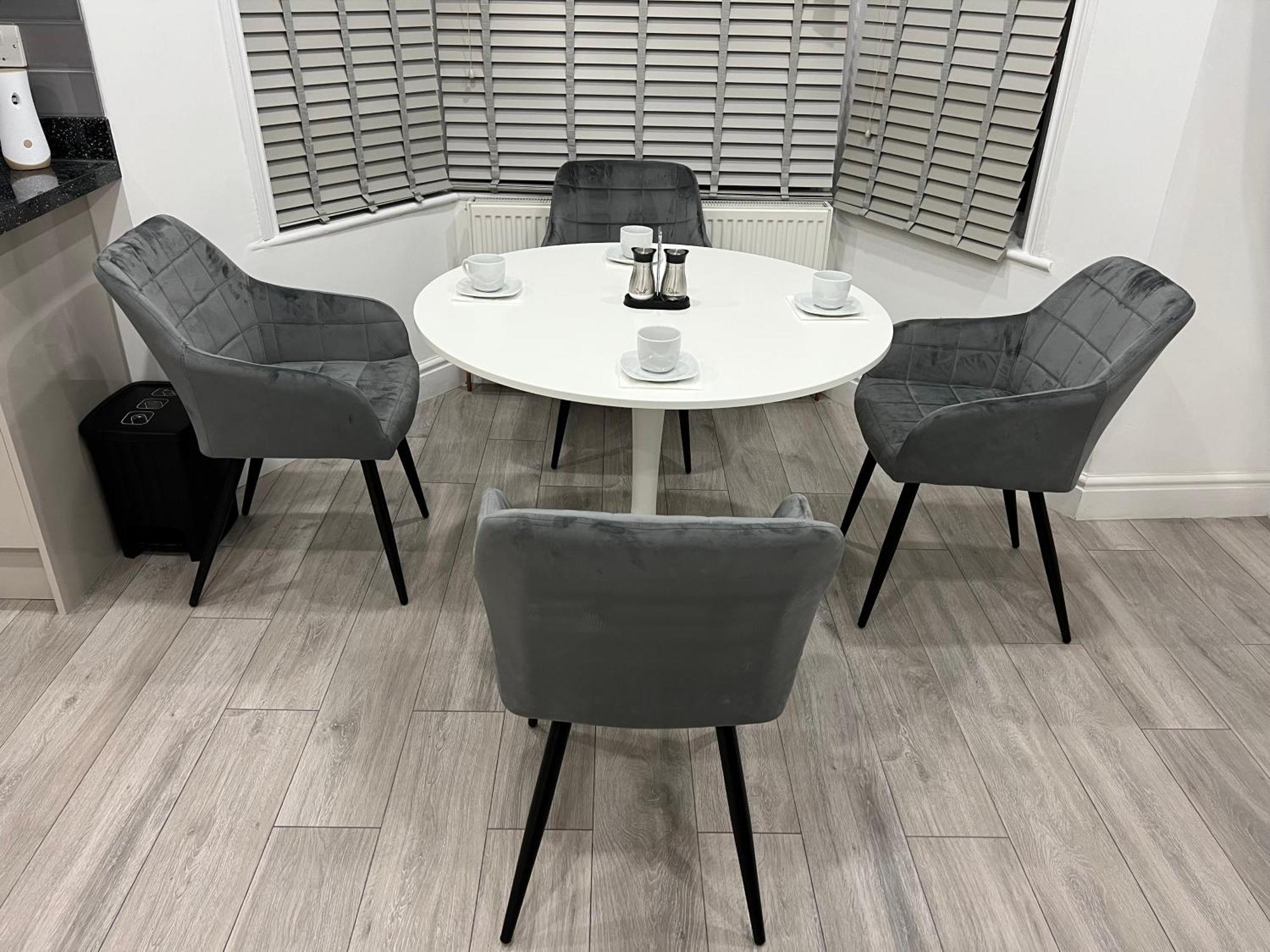 F4 Luxury Stays One Bed Apartment With Parking Ilford Exterior photo