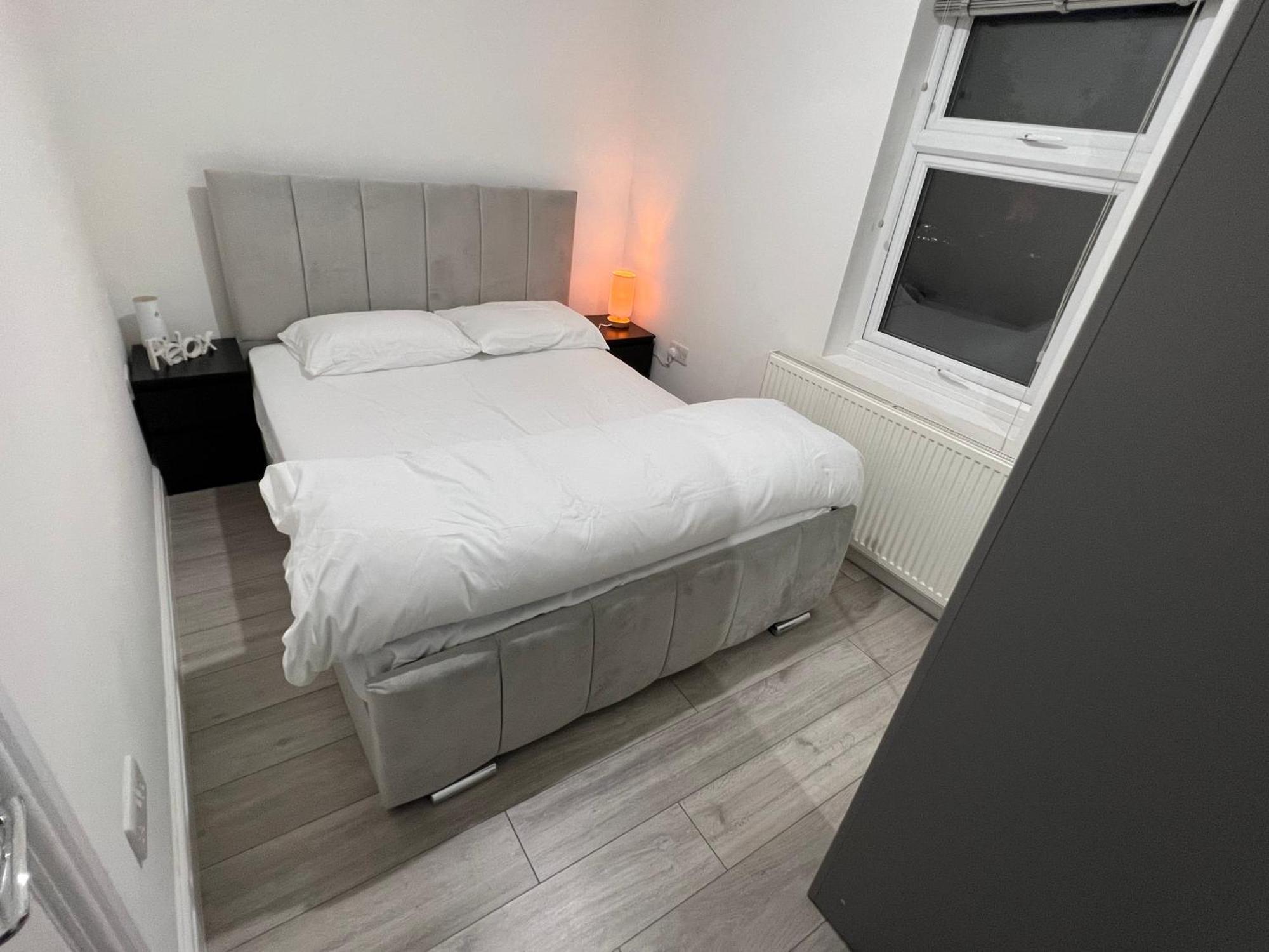 F4 Luxury Stays One Bed Apartment With Parking Ilford Exterior photo