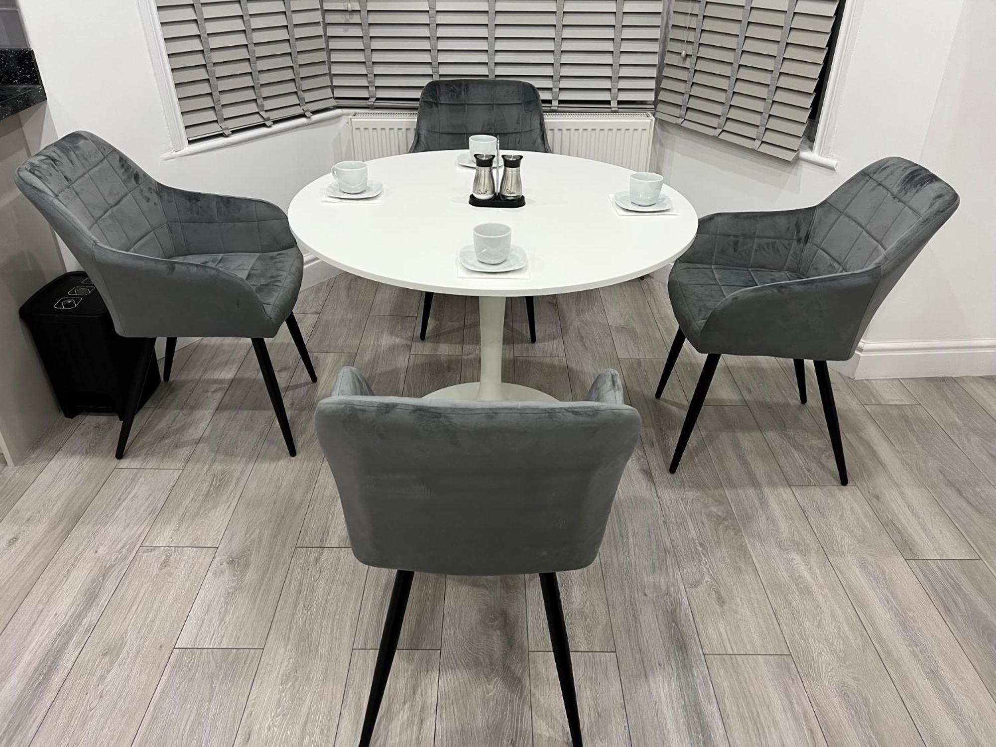 F4 Luxury Stays One Bed Apartment With Parking Ilford Exterior photo