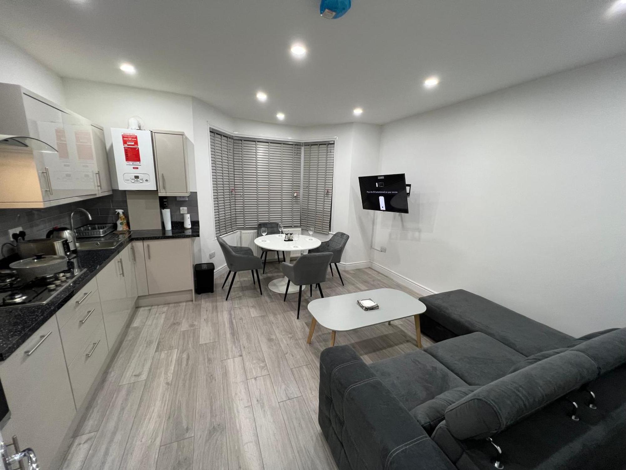 F4 Luxury Stays One Bed Apartment With Parking Ilford Exterior photo