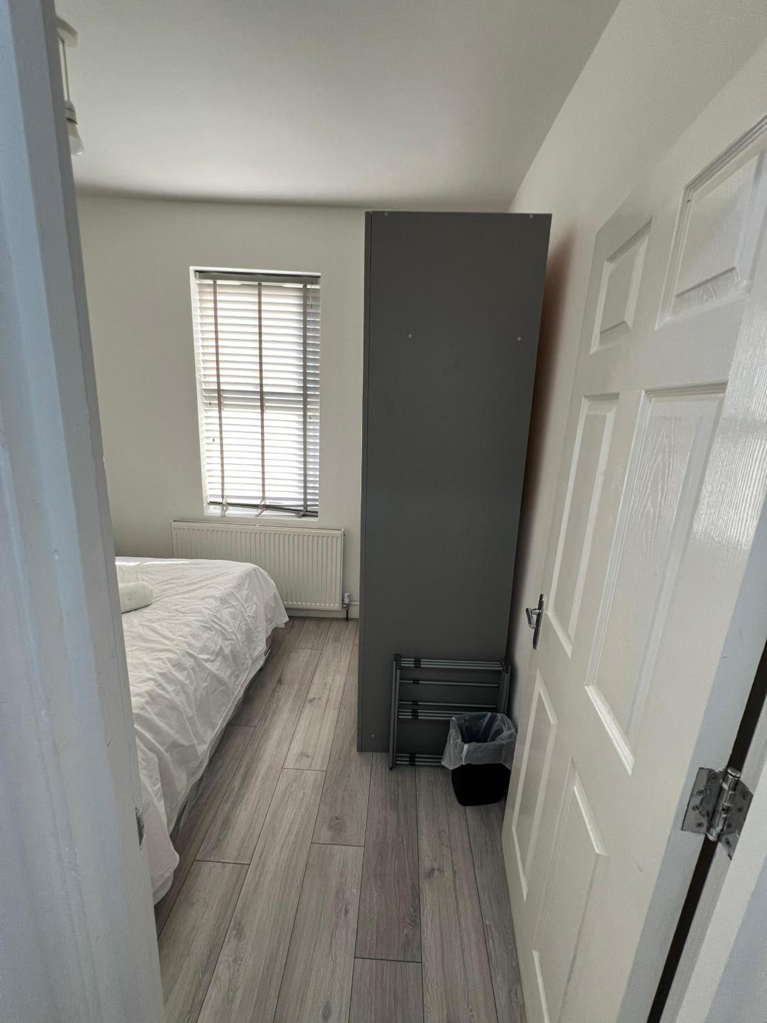 F4 Luxury Stays One Bed Apartment With Parking Ilford Exterior photo