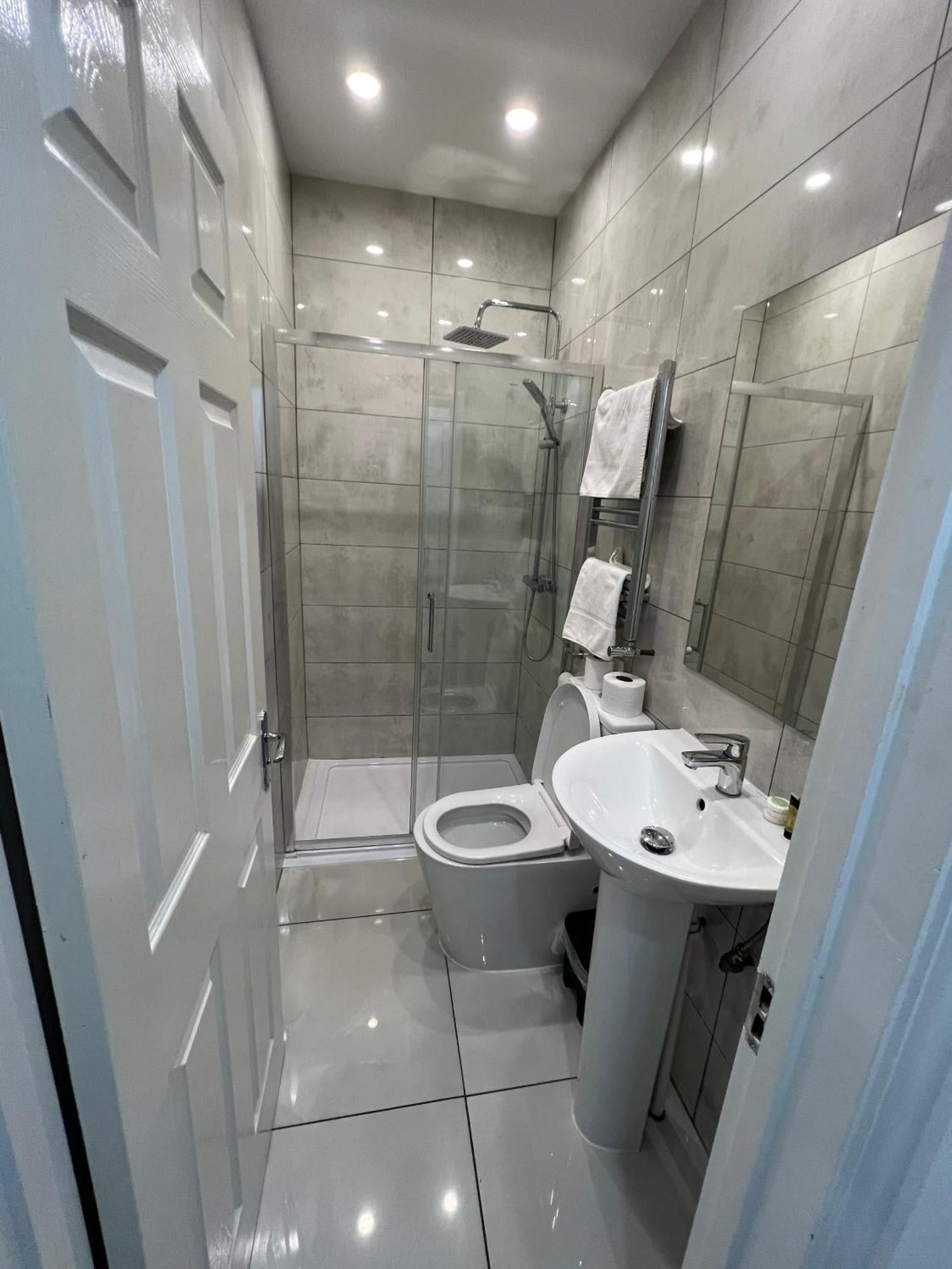 F4 Luxury Stays One Bed Apartment With Parking Ilford Exterior photo