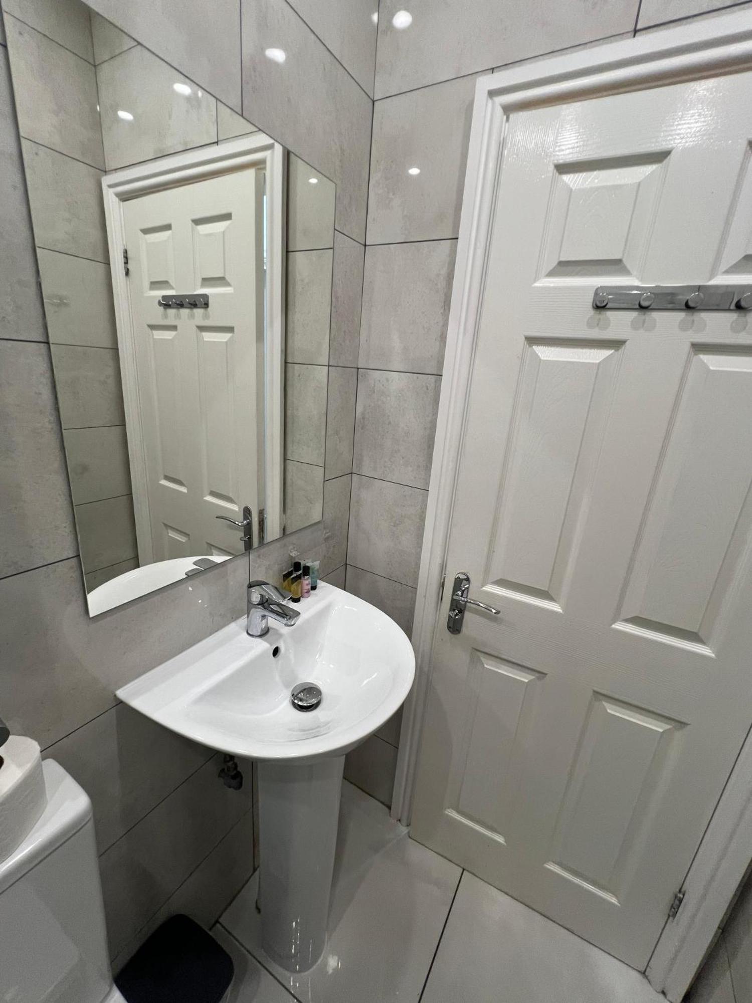F4 Luxury Stays One Bed Apartment With Parking Ilford Exterior photo