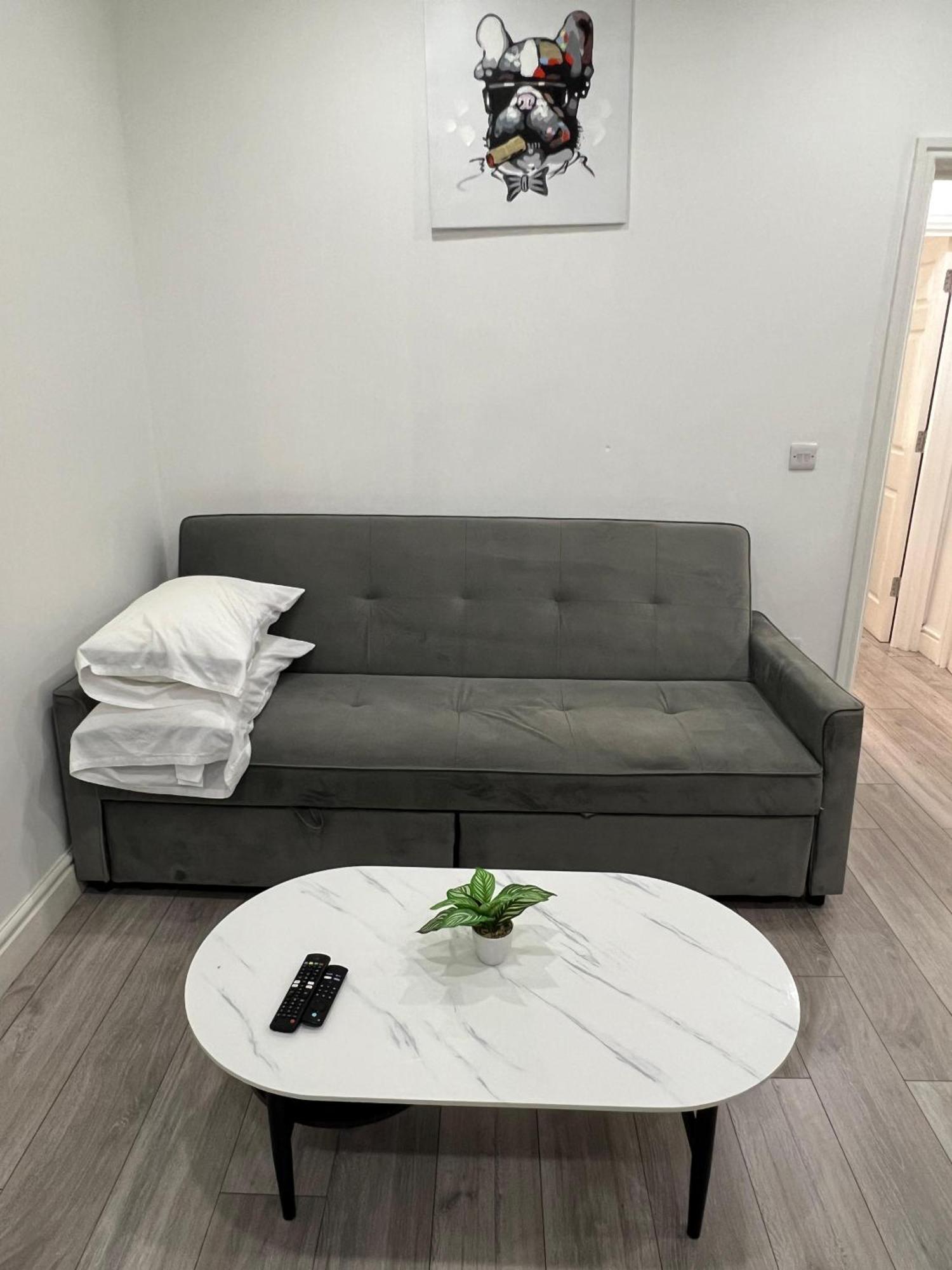 F4 Luxury Stays One Bed Apartment With Parking Ilford Exterior photo