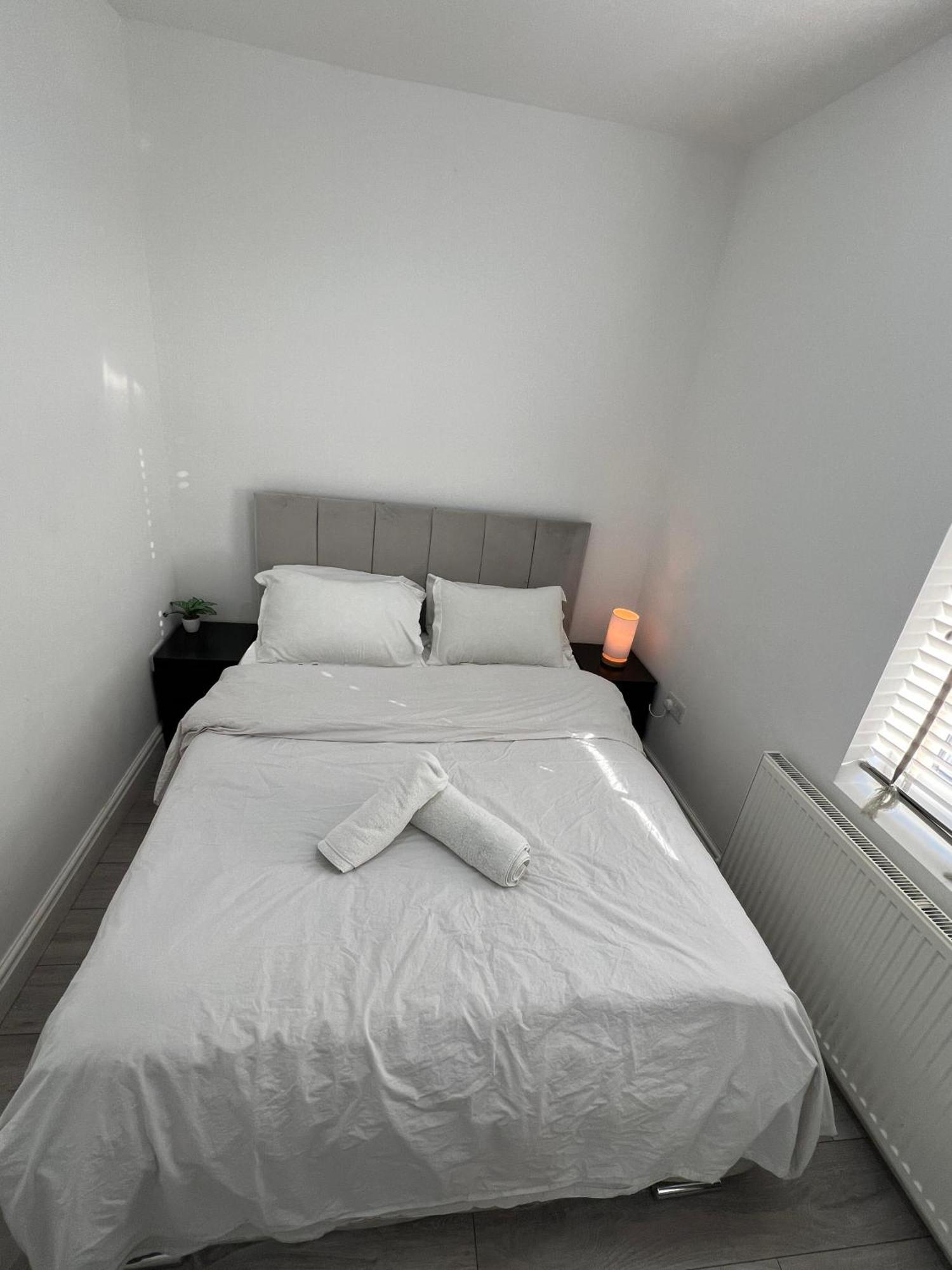 F4 Luxury Stays One Bed Apartment With Parking Ilford Exterior photo
